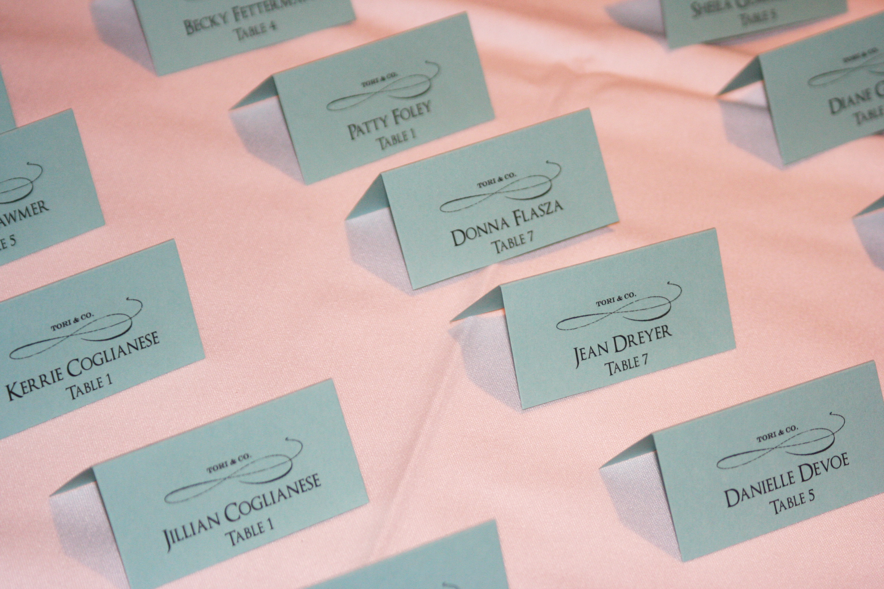 Как сделать и оформить карточки для рассадки гостей на свадьбе своими руками?