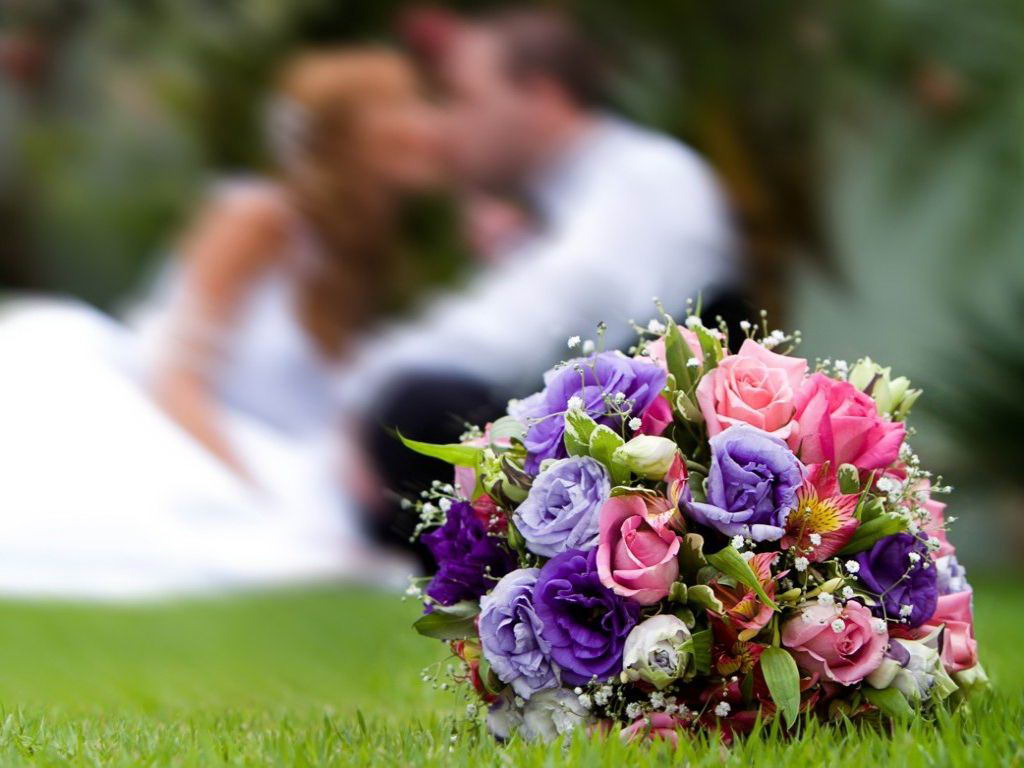История традиции бросать букет невесты | Салон цветов Парижанка