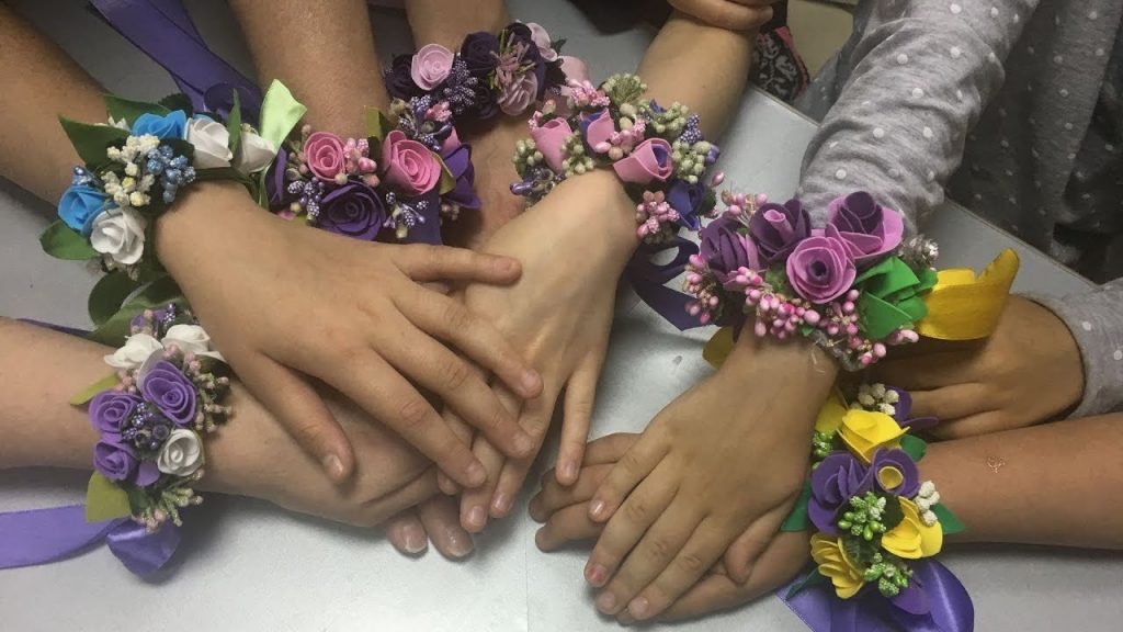 Цветок на руку своими руками: создание украшения для подружки невесты