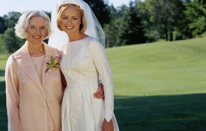 Выбор наряда для мамы невесты: 5 советов стилиста