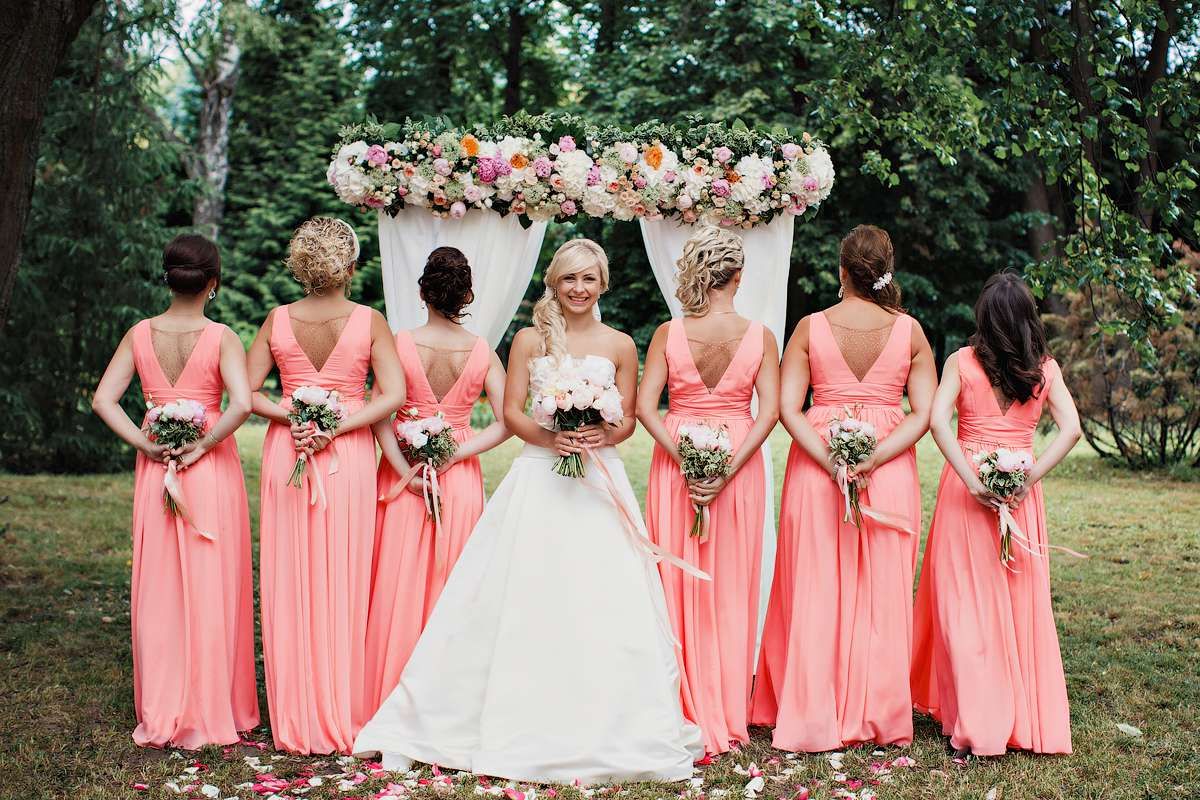 Цвет свадьбы фото. Платье подружки невесты. Невеста и подружки невесты. Фотосессия с подружками невесты. Подружки невесты в одинаковых платьях.