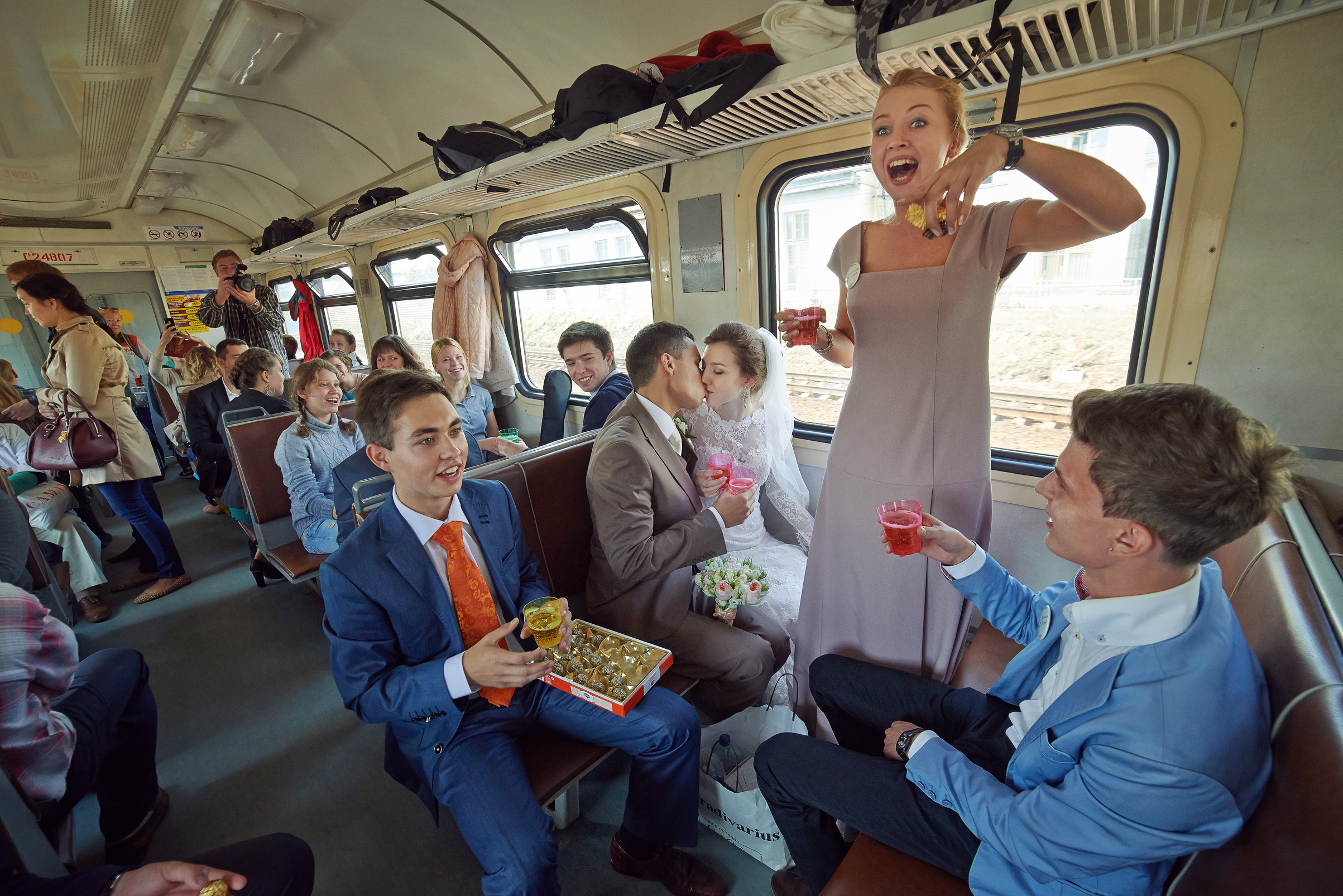 В вагоне электропоезда ехали. Свадьба в поезде. Свадьба в электричке. Пассажиры в поезде. Свадебная фотосессия в электричке.