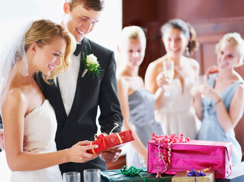 Подарок молодожёнам по правилам свадебного этикета